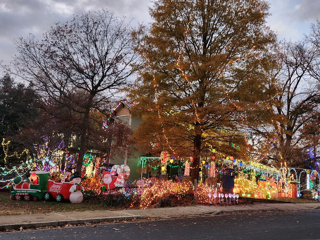 20221130_170420 Christmas decorations in Arlington, VA Michael Rhode Flickr