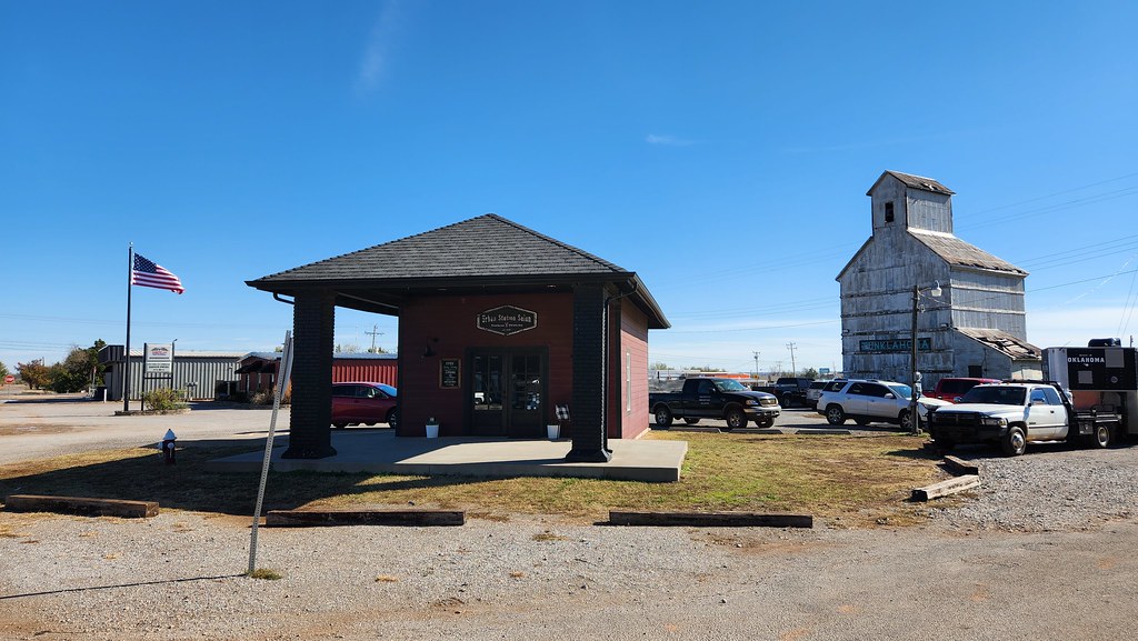 20221119_130921 US Flag, old gas station, grain elevator, … Flickr