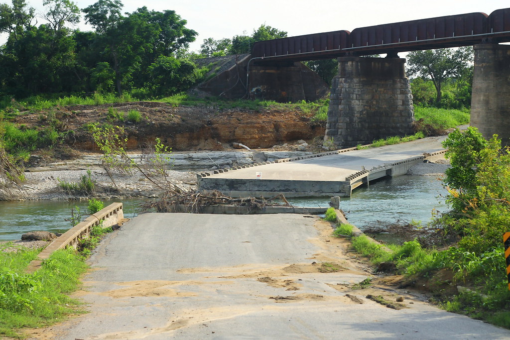 Hays CR140 South Post Road at Blanco River Bridge Washed… Flickr