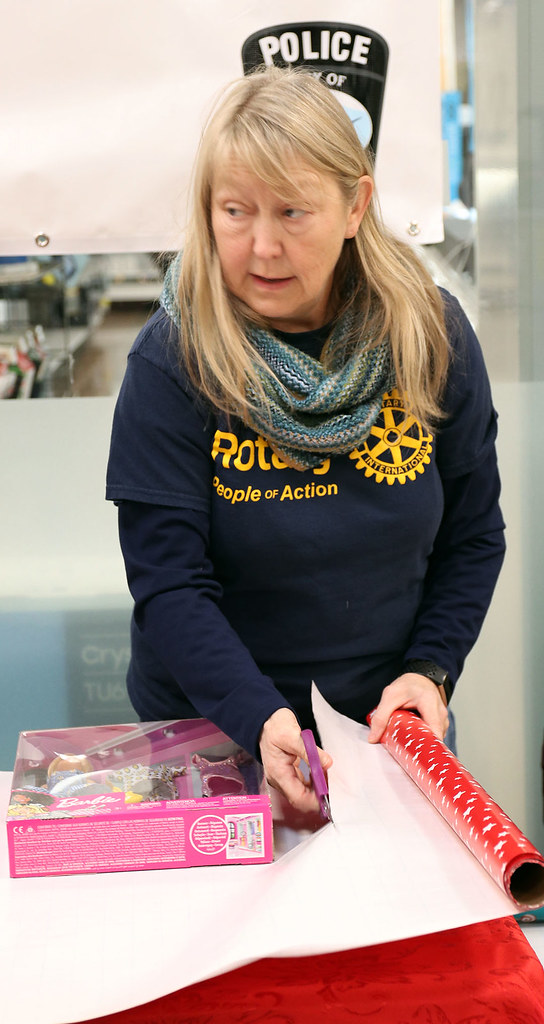 wrapping gifts Volunteers help wrap gifts at Shop With a C… Flickr