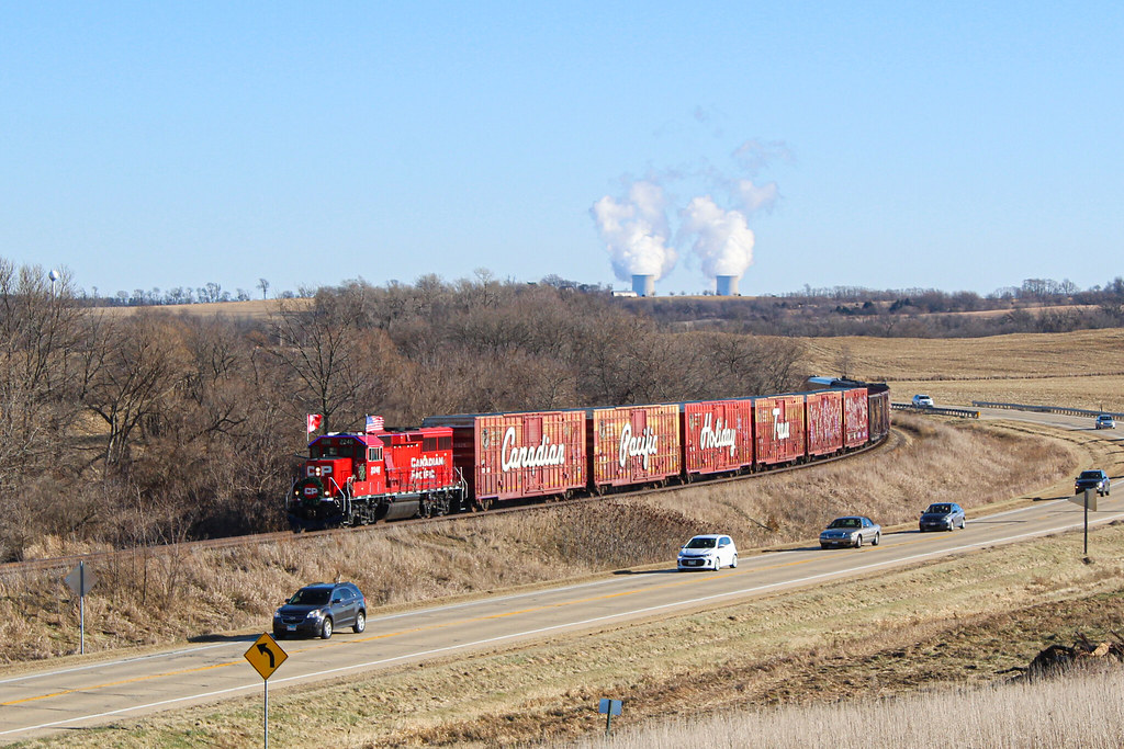 Leaf River curve CP 02H rounds the curve near Leaf River, … Flickr