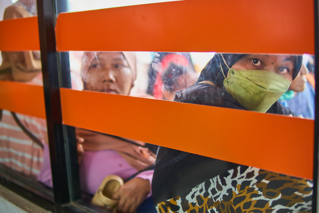 "Direct Cash Assistance" Residents lined up to receive soc… Flickr