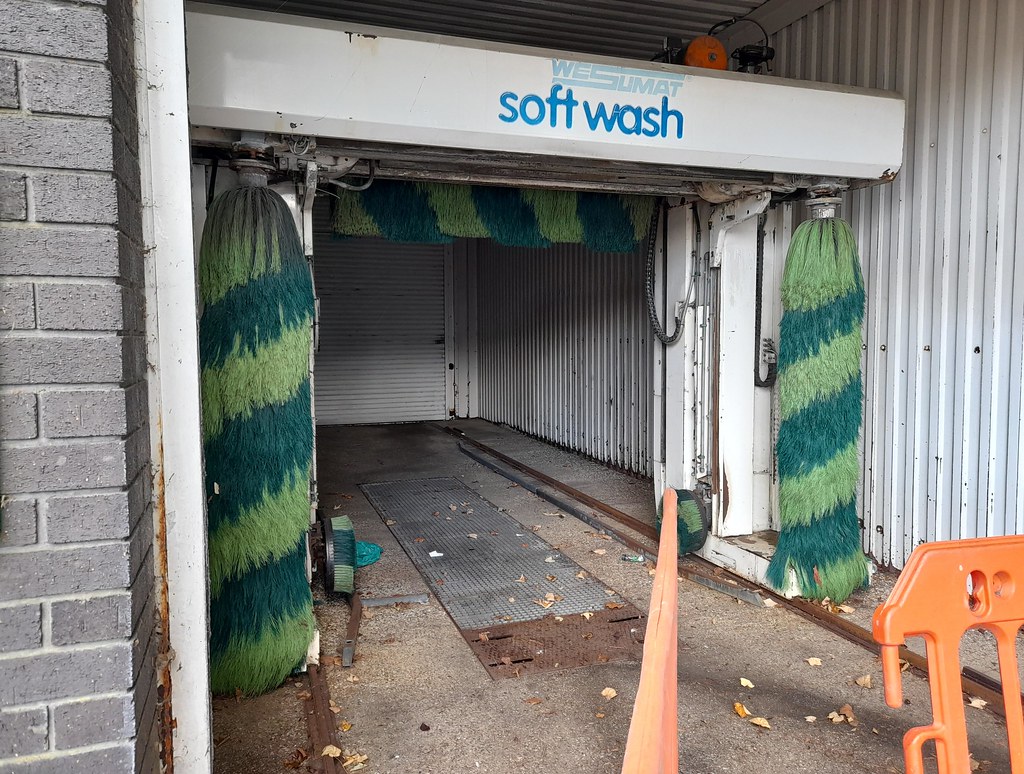 Abandoned BP car wash, Cheam An abandoned Wesumat Softwash… Flickr