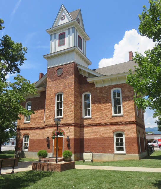 Old Clay County Courthouse (Hayesville, North Carolina) a photo on