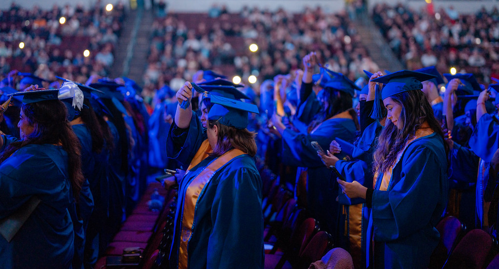 EJM07826 Graduates move their tassel from the right to the… Flickr