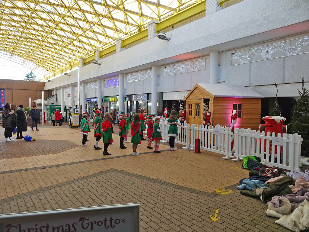 Schoolchildren, Santa's Grotto, Monmouth Walk, Cwmbran Cen… Flickr
