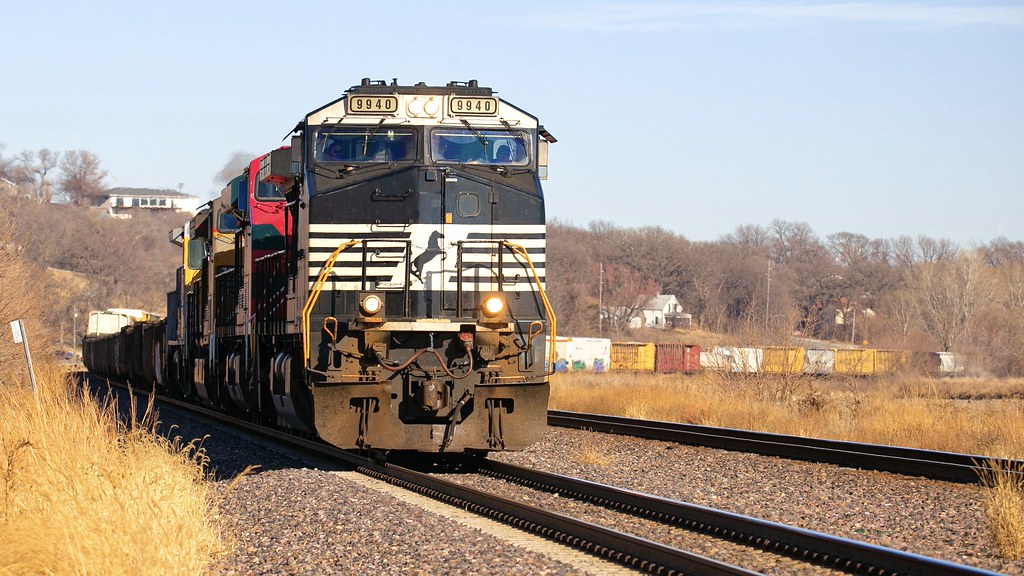 NS 9940 West Logan, Iowa The crazy consist outside of Lo… Flickr