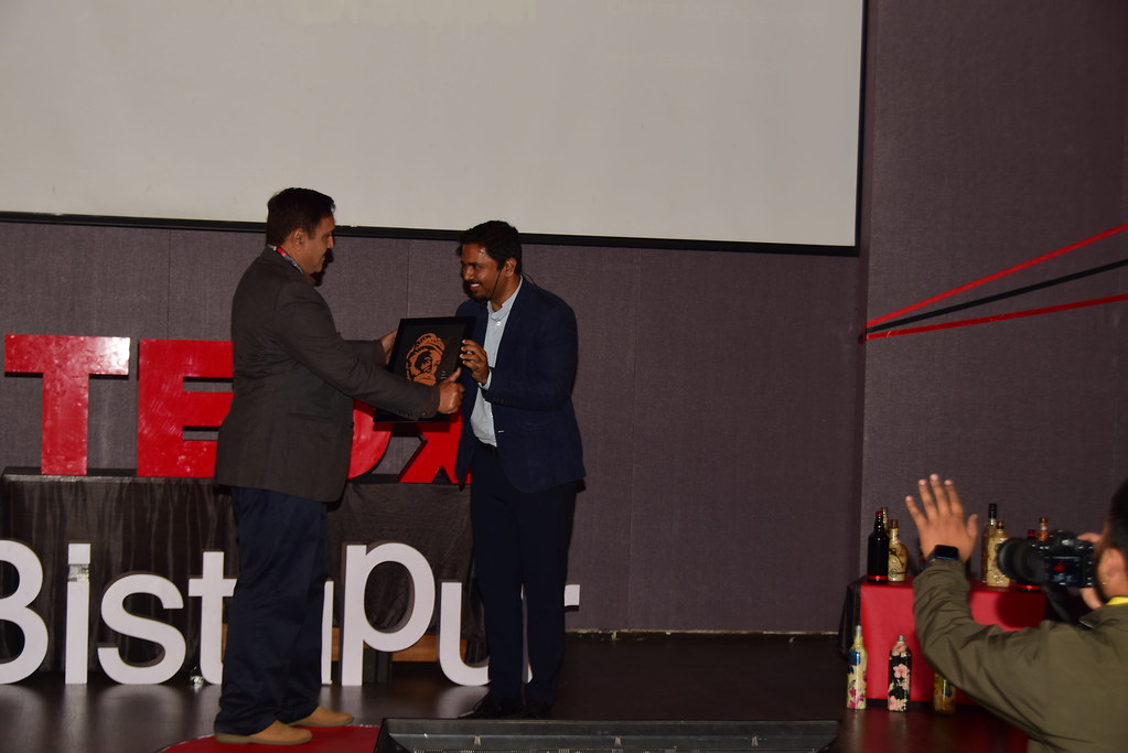 DSC_1330 Dr. Rathod felicitating Mr. Raghuveer for his nob… Flickr