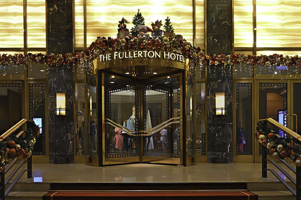 The Fullerton Hotel Decorations at the entrance for the Ch… Flickr