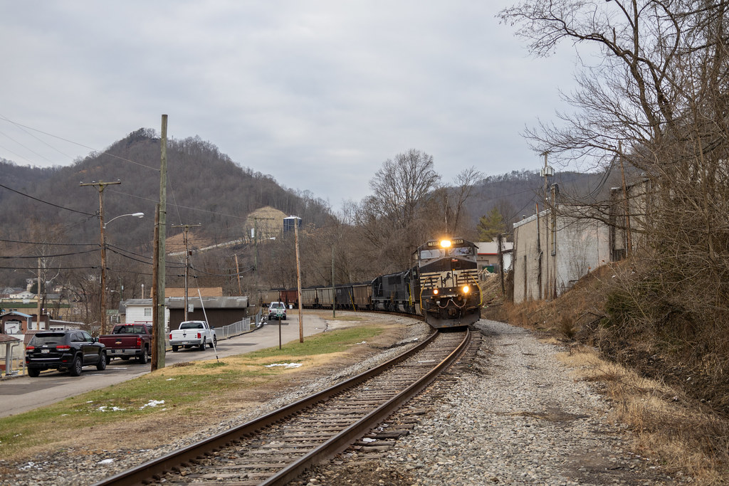 KN33 NS 7646 East at Glasgow, WV RCBphotography Flickr