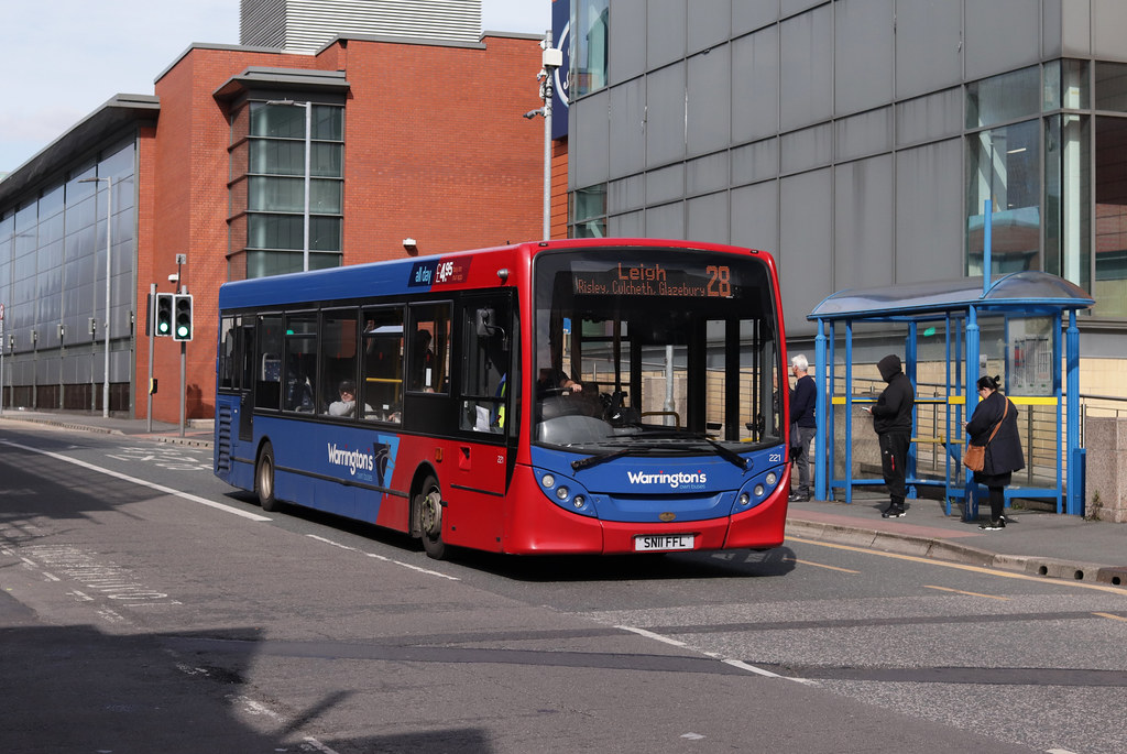 Route 28, Warrington’s Own Buses, 221, SN11FFL Warrington’… Flickr