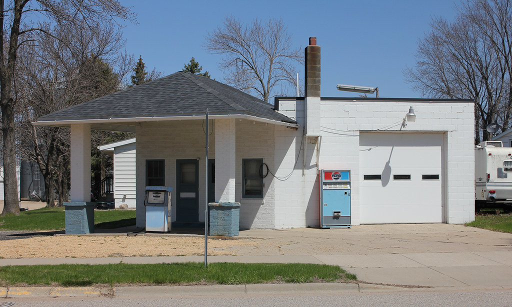 Gas Station Nicollet, MN Tom McLaughlin Flickr