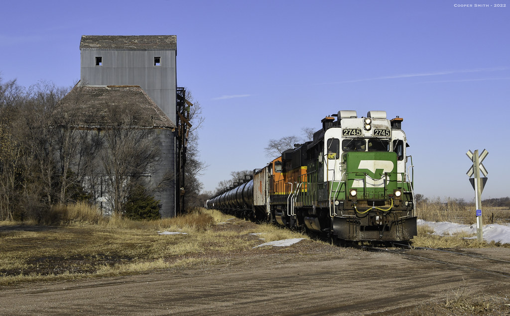 De Witt, NE BNSF 2745 passed by an old grain elevator whil… Flickr