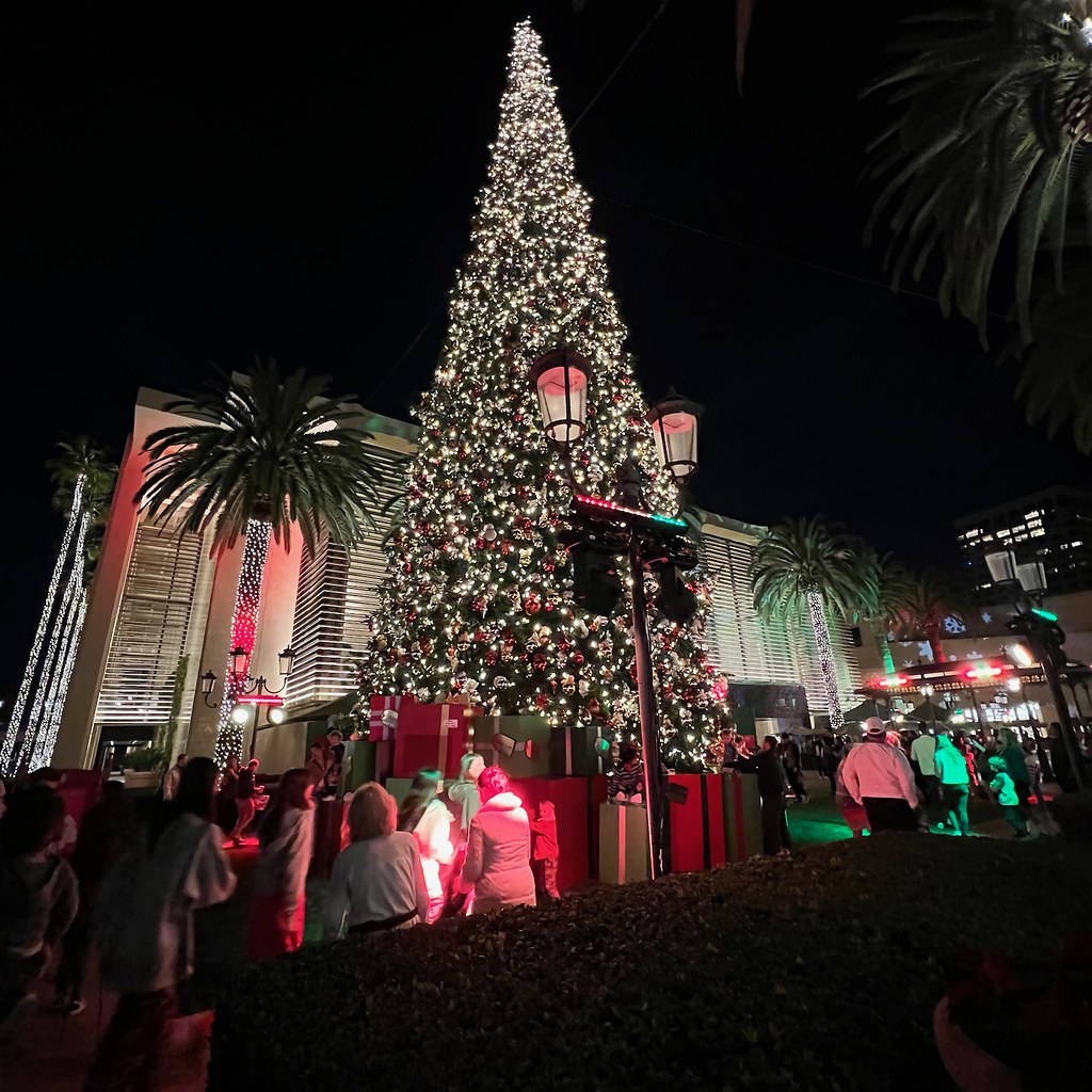 Christmas Tree Lighting 2022 in Newport Beach, California Flickr