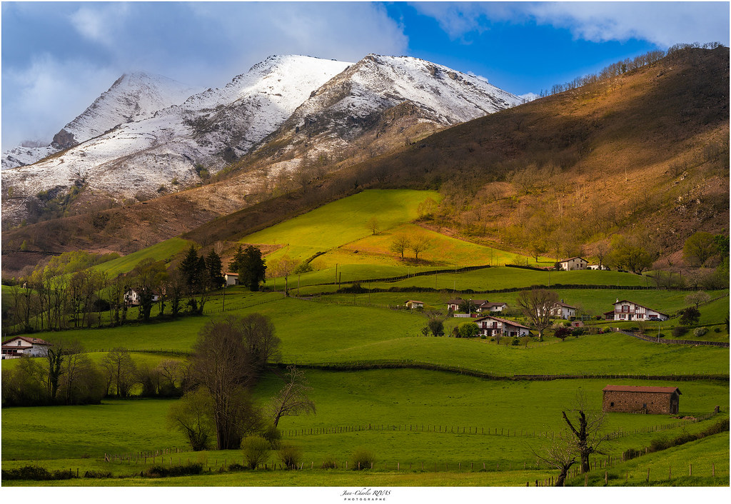 Le village de Bidarray au Pays Basque Bidarray au pied des… Flickr