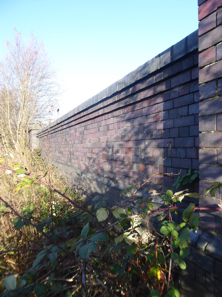 P1950356 Rail bridge parapet at Tickhill Rd, Balby (former… Flickr