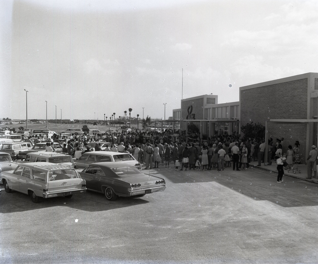 MM00053278x The opening of the Sears Store in 1965. Photo … Flickr