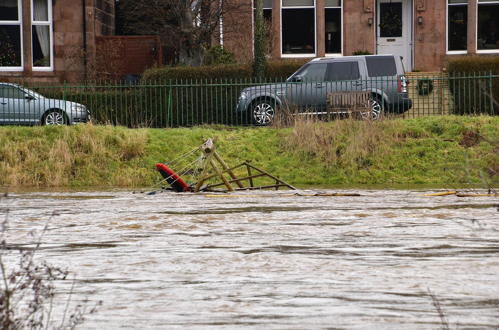 River Clyde in Spate Kylepark Crescent Uddingston from Bla… Flickr