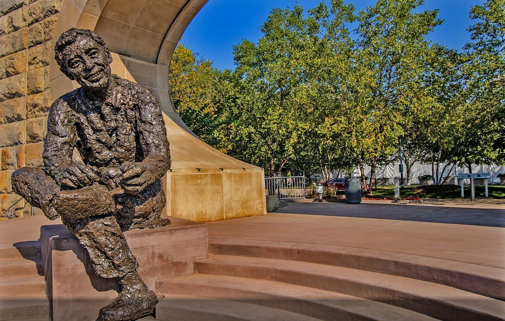 Mr. Rogers Statue Pittsburgh (PA) 2022 Per 'Only in Your S… Flickr