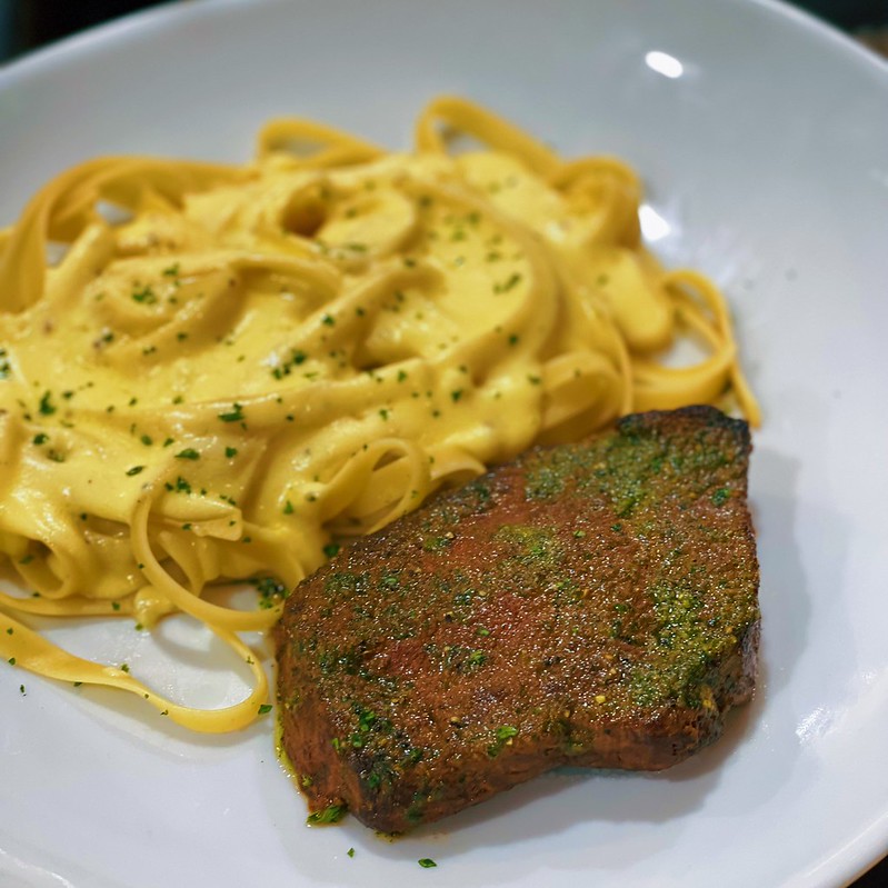 This Famous Italian Restaurant, Olive Garden Is Now Open At Glorietta