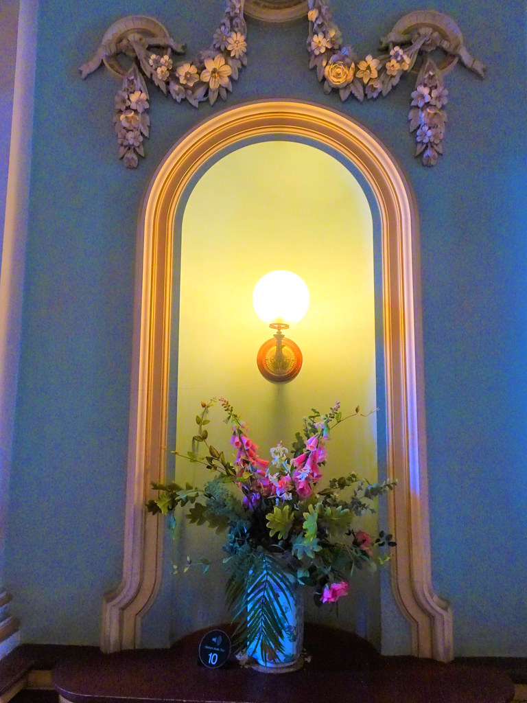 Werribee. Hall niche with garlands of flowers in Werribee … Flickr
