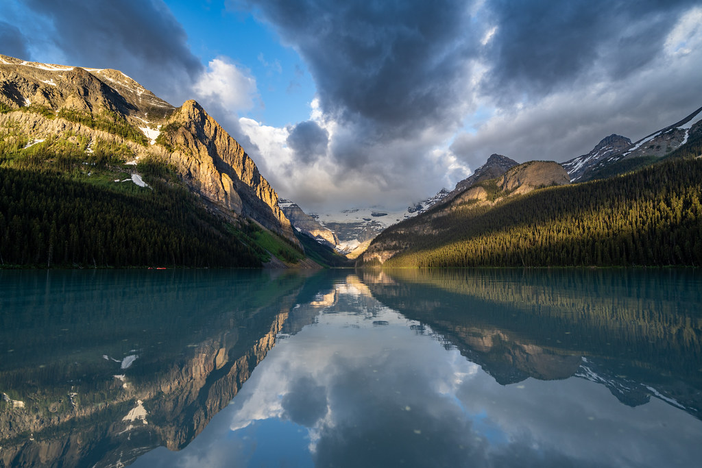 Sunrise at Lake Louise in the summer at Banff National Par… Flickr