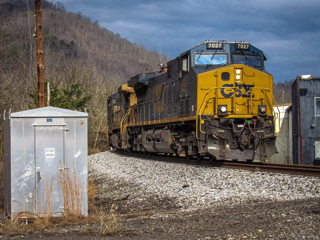 CSX E903 Shelbiana, KY CSX 7027 leads an empty coal train… Flickr