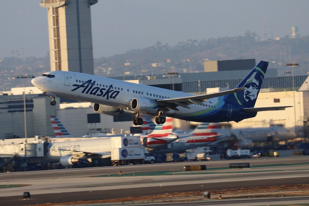 Alaska Airlines 737900 departing LAX Alaska Airlines 737… Flickr