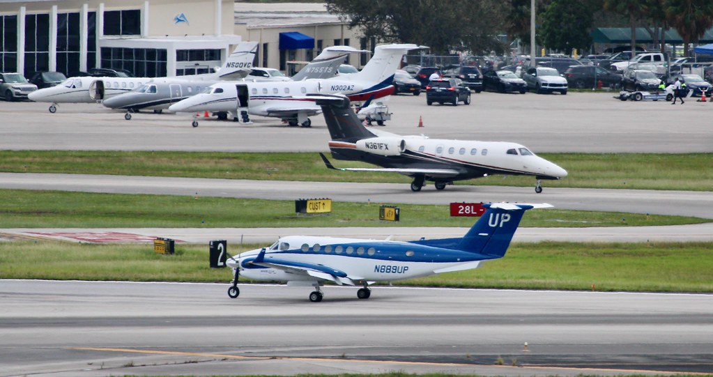 N889UP Wheels Up Partners LLC Beech 350i King Air FL1128 … Flickr