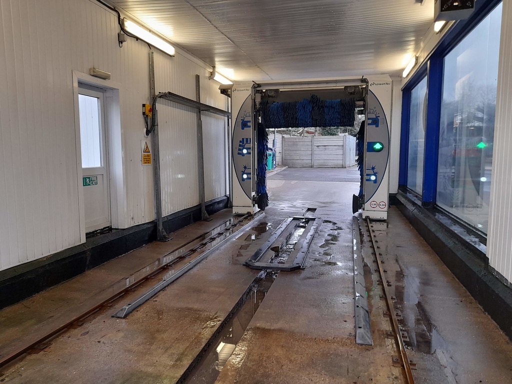 BP car wash, Bullsmoor Washtec Easywash with blue striped … Flickr