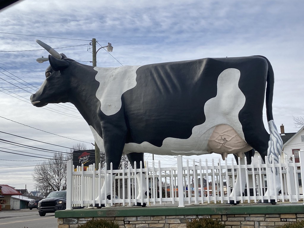 Minerva Dairy Minerva, OH The Dairy's mascot was overlooki… Flickr