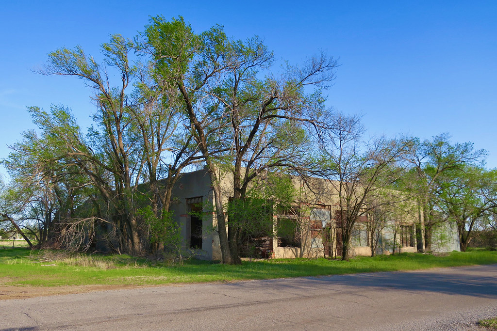Abandoned Building, Texola, OK A large abandoned building … Flickr