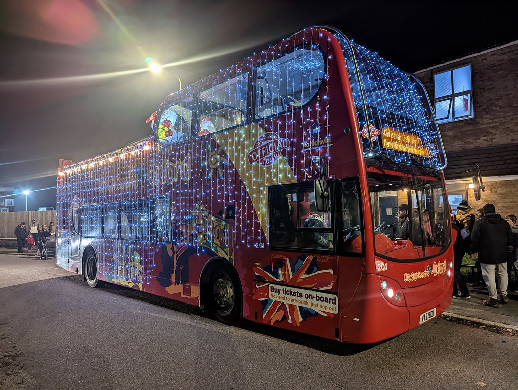 Oxford Bus Company 201 (VAZ 9101) Christmas Light Bus 2022… Flickr