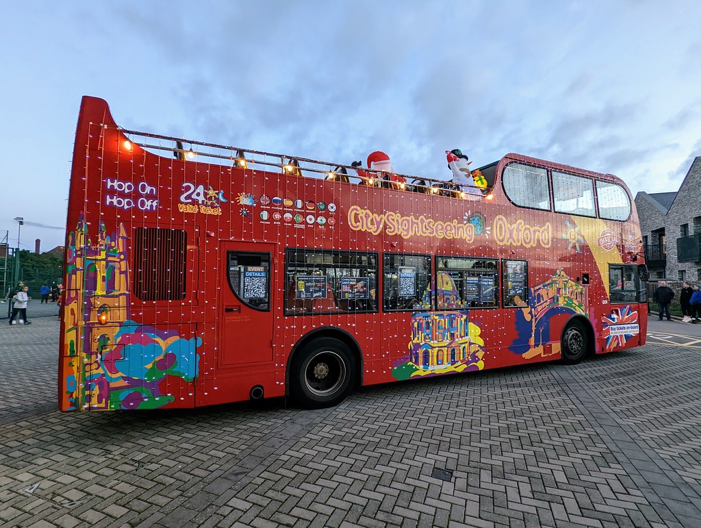 Oxford Bus Company 201 (VAZ 9101) Christmas Light Bus 2022… Flickr