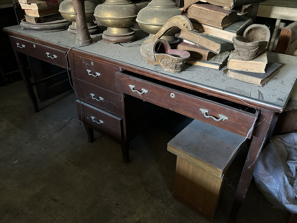 Partners' Desk Spotted at an antique furniture warehouse i… Flickr