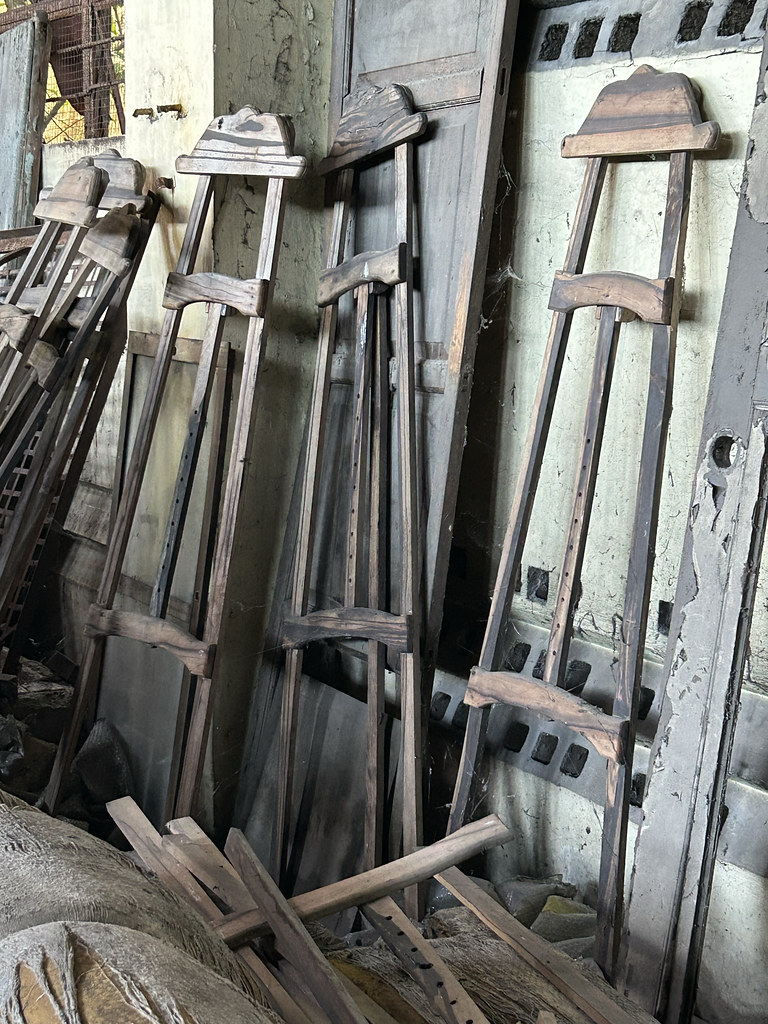 Easels Spotted at an antique furniture warehouse in Manila… Flickr