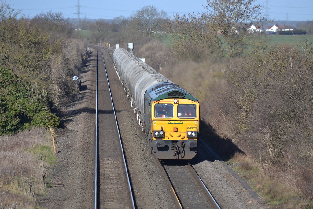 CSC_0031 66572 passes Wigginton north of Tamworth with the… Flickr