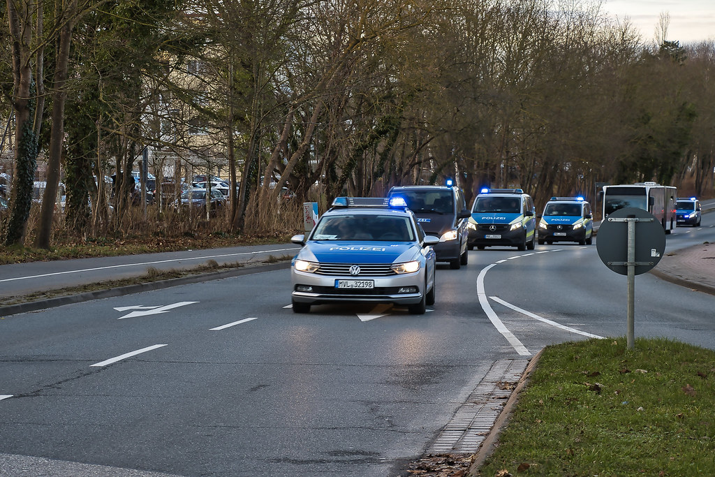 Mehrere Einsatzfahrzeuge der Rostock Lucas Schumacher Flickr
