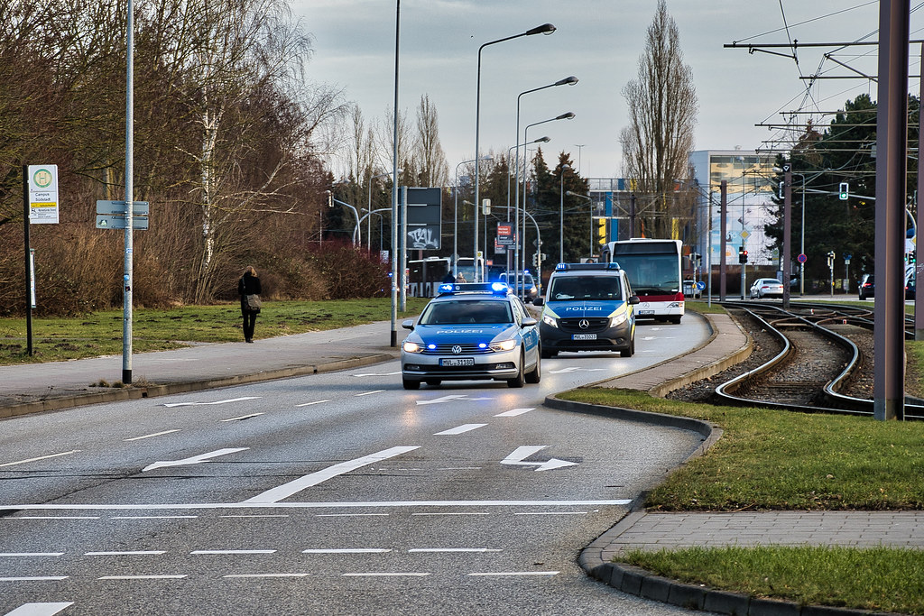 Mehrere Einsatzfahrzeuge der Rostock Lucas Schumacher Flickr
