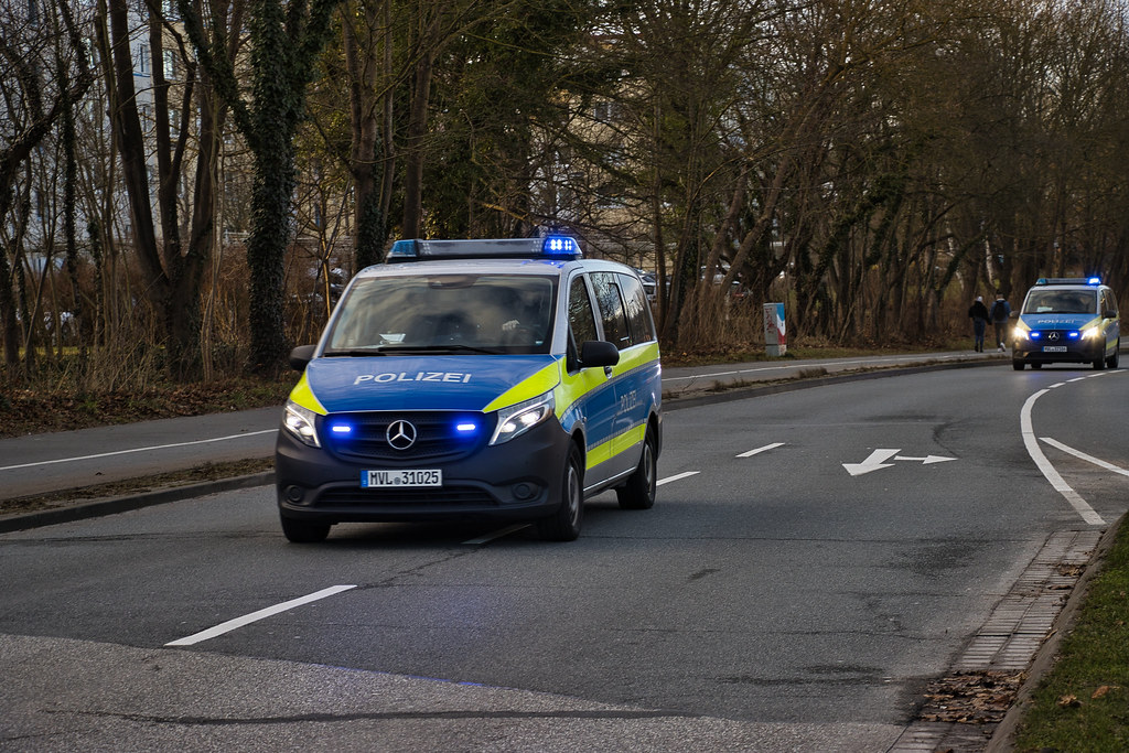 Mehrere Einsatzfahrzeuge der Rostock Lucas Schumacher Flickr