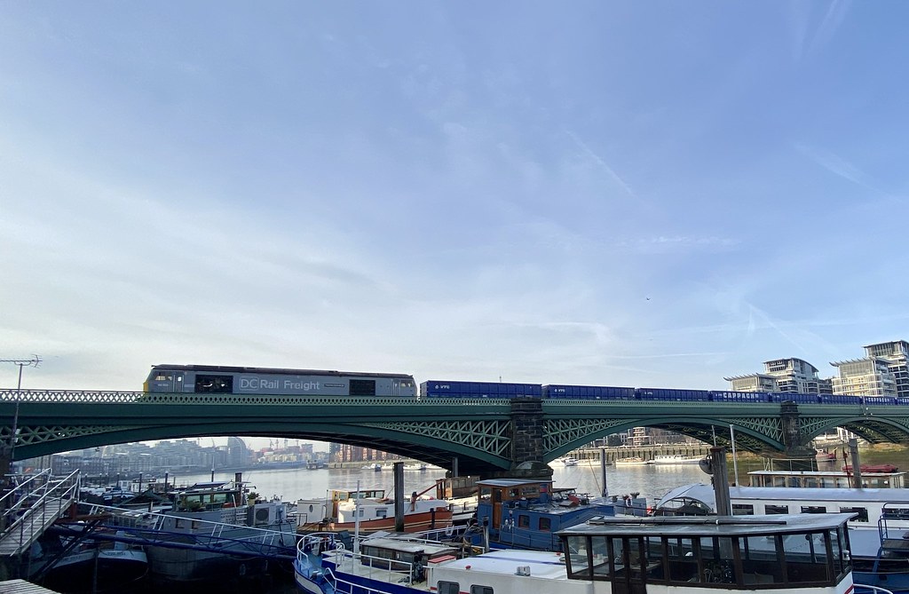 60055 crosses the Thames Simon Howard Flickr