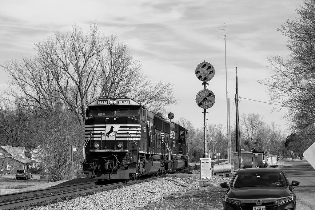 Lithia Locals NS V81 heads north through Lithia, VA as the… Flickr