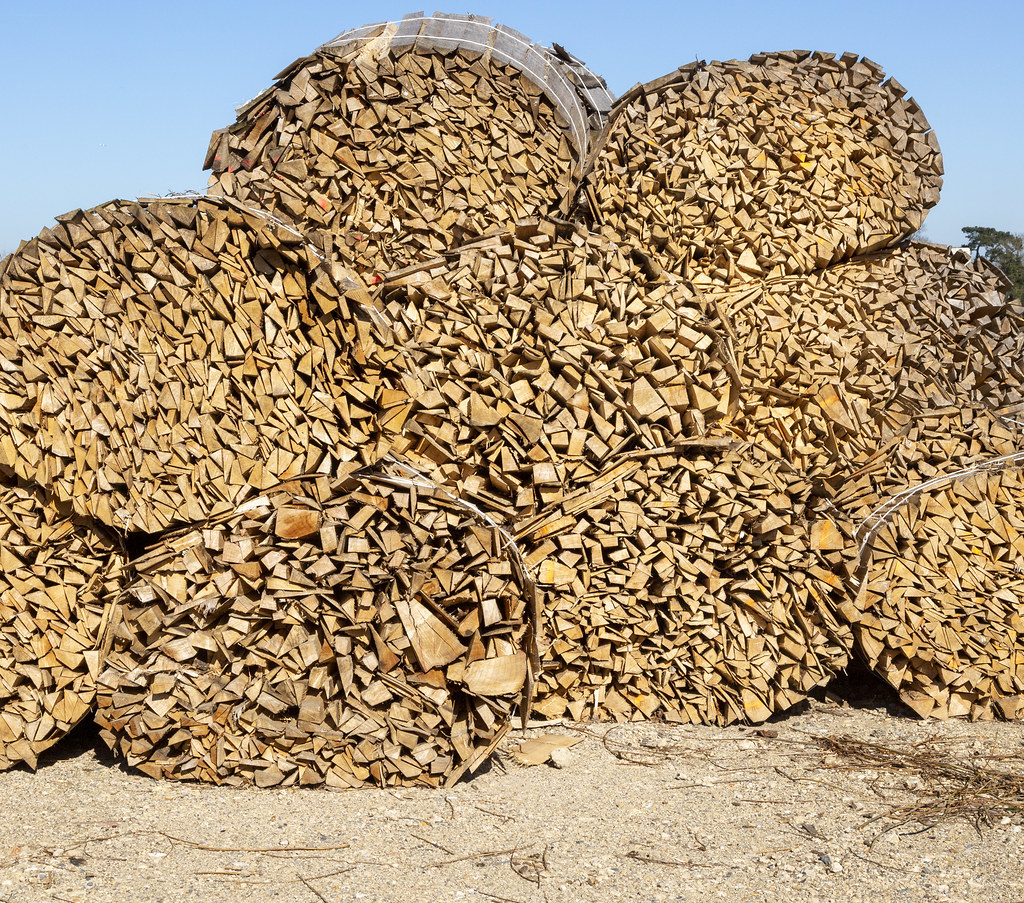 22IDM0980 Bundles of wood offcuts at a willow sawmill, Suf… Flickr