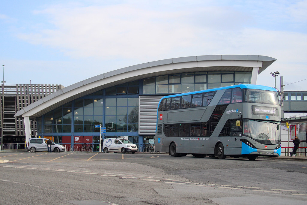 39339 39339 sits at Bristol Parkway with the M4 to Cribbs … Flickr