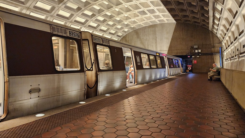 WMATA railcar 3286 at BallstonMU station WMATA railcar 32… Flickr