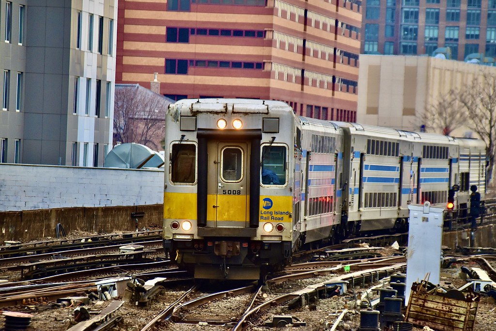 LIRR 6507 Jamaica LIRR train 6507 from Oyster Bay pulls … Flickr