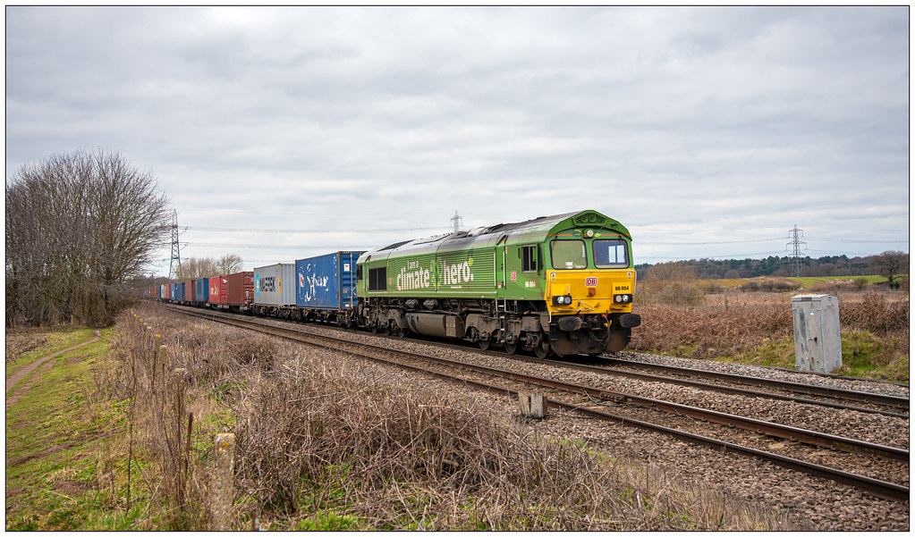 66004 66004 passing through Hayfield on the 4L45 Wakefield… Flickr