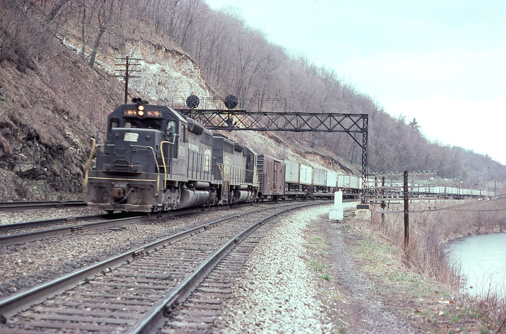 PC 6069; Spruce Creek, PA; October 1975 An eastbound Penn … Flickr