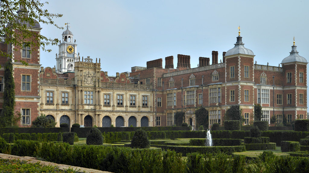 Hatfield House, UK On a Fine late Summer morning. This is … Flickr
