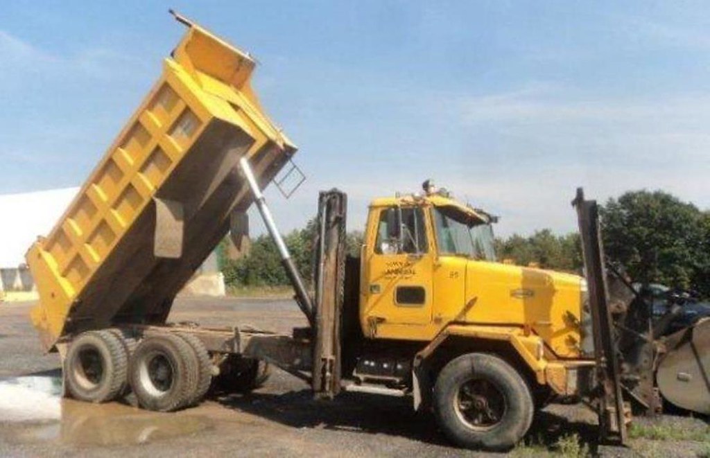 Town of Hannibal, NY 1989 Autocar ACL64B dumpplow truck… Flickr